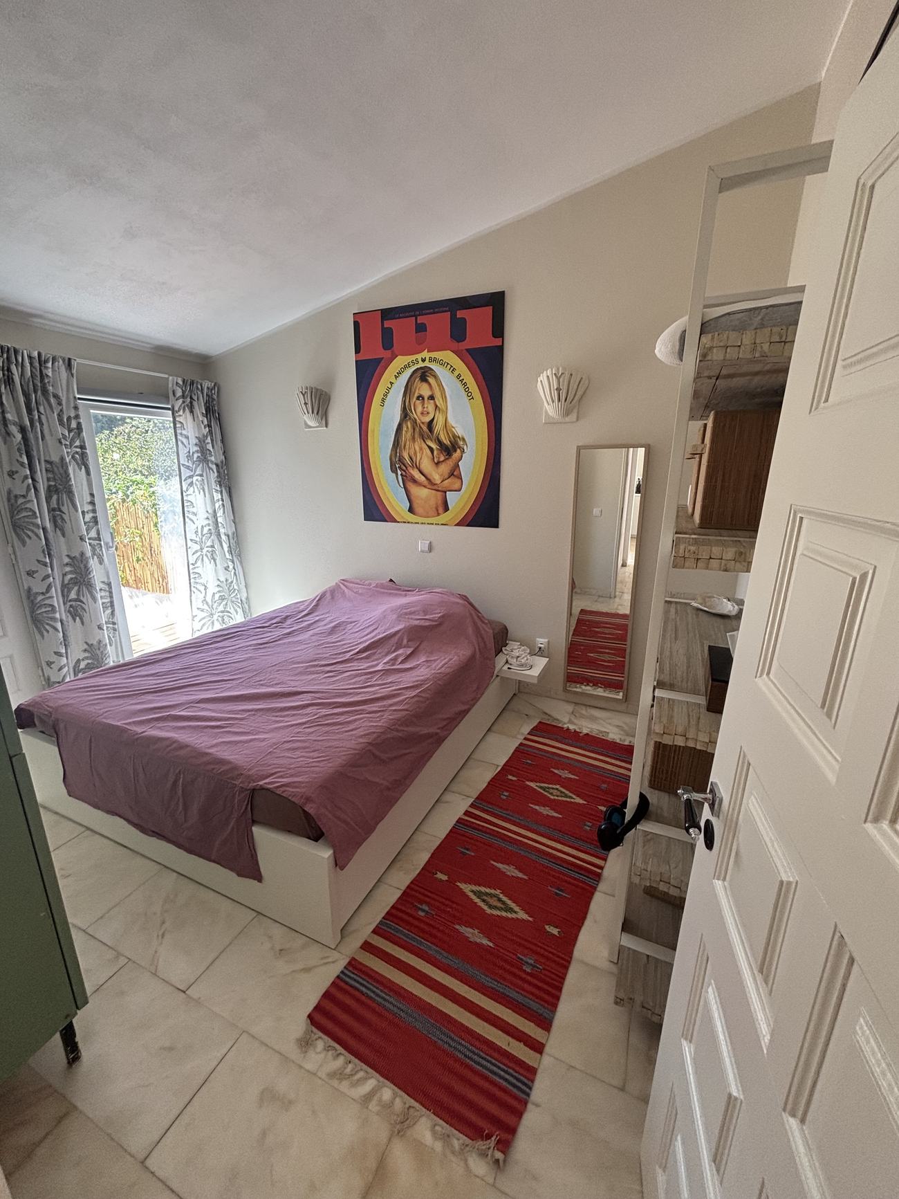 Slaapkamer met rode kelim, Monte São Pedro