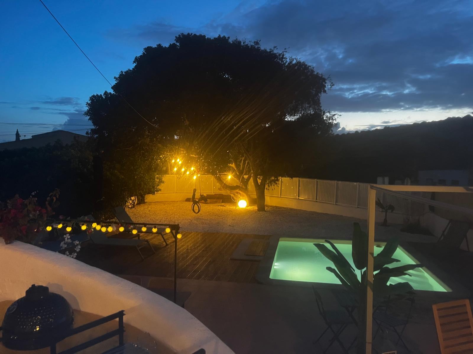 Tuin en zwembad in de avond, Monte S&atilde;o Pedro